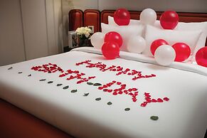 Le Premier Hotel & Rooftop Bar