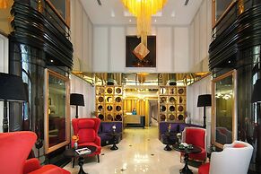 Le Premier Hotel & Rooftop Bar