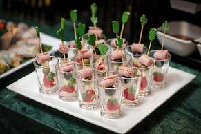 Le Premier Hotel & Rooftop Bar