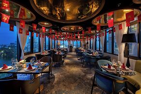 Le Premier Hotel & Rooftop Bar