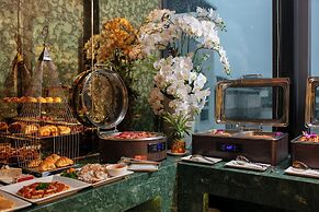 Le Premier Hotel & Rooftop Bar