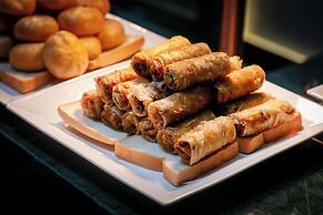 Le Premier Hotel & Rooftop Bar