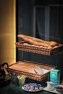 Le Premier Hotel & Rooftop Bar