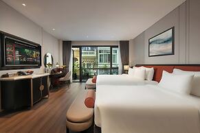 Le Premier Hotel & Rooftop Bar