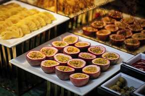 Le Premier Hotel & Rooftop Bar