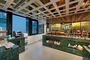 Le Premier Hotel & Rooftop Bar