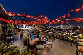 Le Premier Hotel & Rooftop Bar