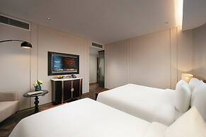 Le Premier Hotel & Rooftop Bar