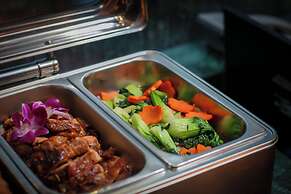 Le Premier Hotel & Rooftop Bar