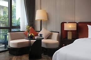 Le Premier Hotel & Rooftop Bar