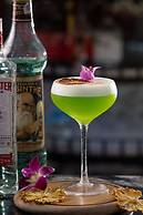Le Premier Hotel & Rooftop Bar