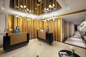 Le Premier Hotel & Rooftop Bar