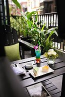 Le Premier Hotel & Rooftop Bar