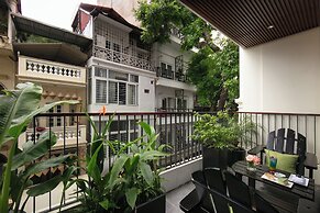 Le Premier Hotel & Rooftop Bar