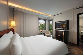 Le Premier Hotel & Rooftop Bar