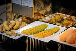 Le Premier Hotel & Rooftop Bar