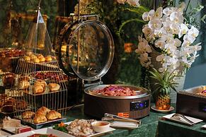 Le Premier Hotel & Rooftop Bar