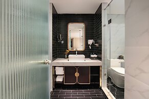 Le Premier Hotel & Rooftop Bar