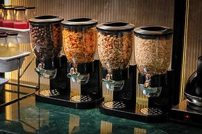 Le Premier Hotel & Rooftop Bar