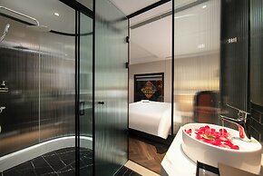 Le Premier Hotel & Rooftop Bar