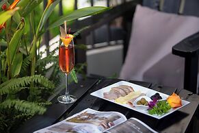 Le Premier Hotel & Rooftop Bar