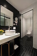 Le Premier Hotel & Rooftop Bar