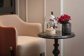 Le Premier Hotel & Rooftop Bar