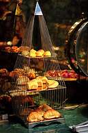 Le Premier Hotel & Rooftop Bar