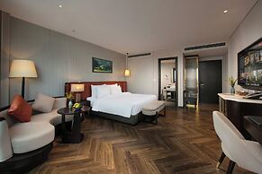 Le Premier Hotel & Rooftop Bar