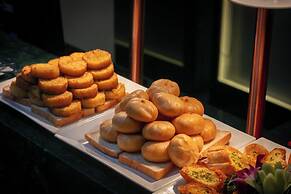 Le Premier Hotel & Rooftop Bar