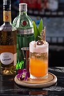 Le Premier Hotel & Rooftop Bar