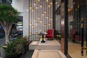 Le Premier Hotel & Rooftop Bar