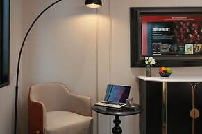 Le Premier Hotel & Rooftop Bar