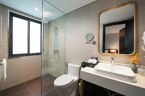 Le Premier Hotel & Rooftop Bar