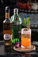 Le Premier Hotel & Rooftop Bar