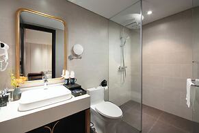 Le Premier Hotel & Rooftop Bar