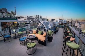 Le Premier Hotel & Rooftop Bar