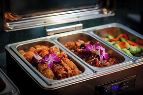 Le Premier Hotel & Rooftop Bar