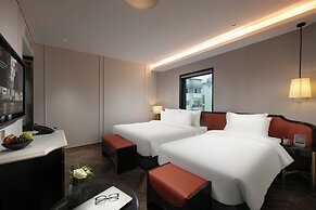 Le Premier Hotel & Rooftop Bar