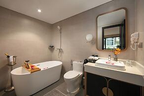 Le Premier Hotel & Rooftop Bar