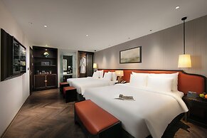 Le Premier Hotel & Rooftop Bar