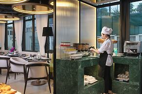 Le Premier Hotel & Rooftop Bar