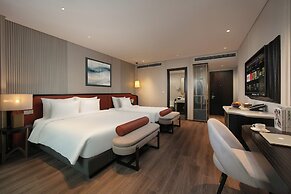 Le Premier Hotel & Rooftop Bar