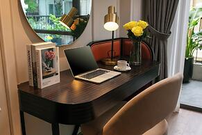 Le Premier Hotel & Rooftop Bar