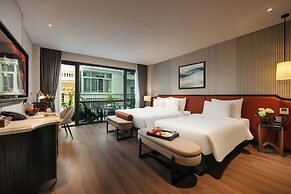 Le Premier Hotel & Rooftop Bar