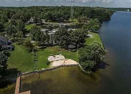 Cozy and Comfy with Lake Access