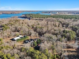 Cozy and Comfy with Lake Access