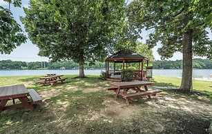 Cozy and Comfy with Lake Access