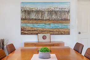 Cityside Hideaway Pool - Workstation - Markets