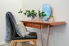 Cityside Hideaway Pool - Workstation - Markets